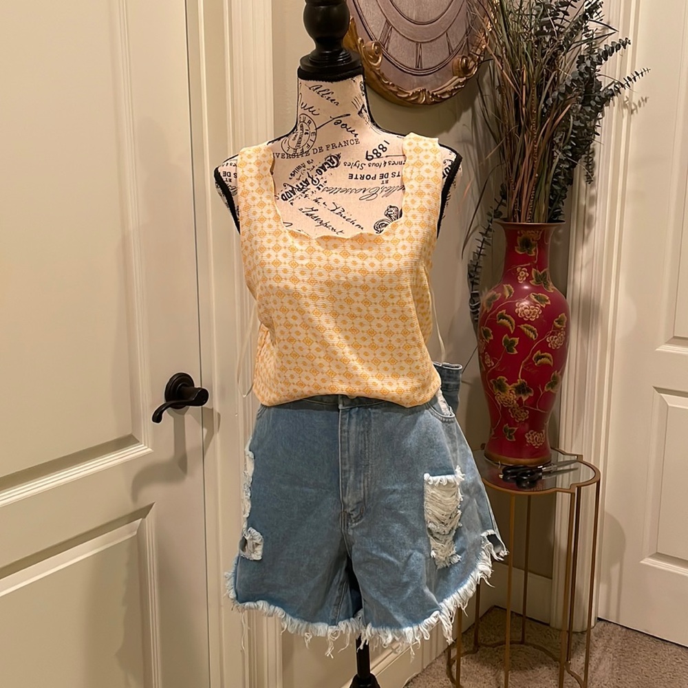 Printed yellow tank